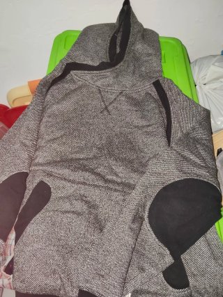 Sudadera con capucha gris y negra