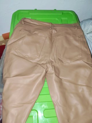 Pantalón de mujer efecto piel beige