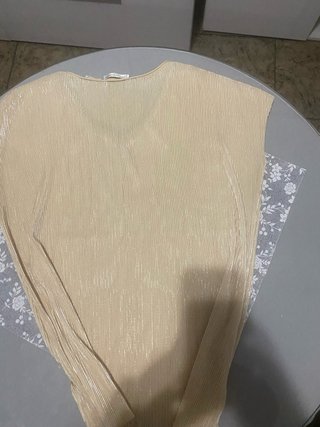 Blusa beige con acabado plisado