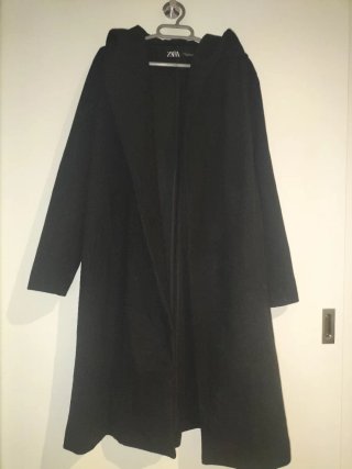 Abrigo de paño negro Zara con capucha