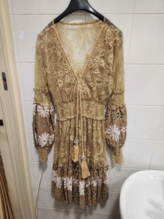 Vestido estilo hippie dorado