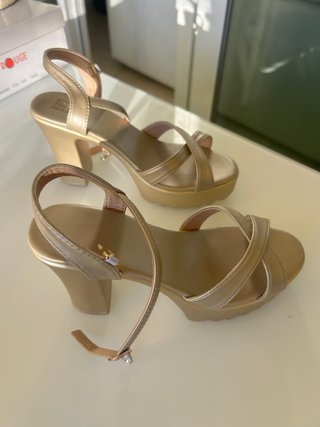 Zapatos de tacón dorados