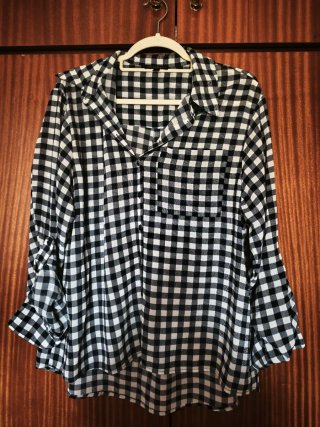 Blusa de cuadros blanco y azúl no necesita plancha