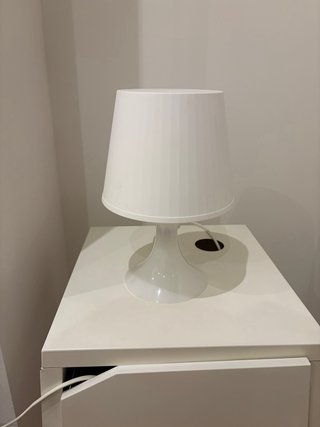 Lamparita de mesa Ikea blanca