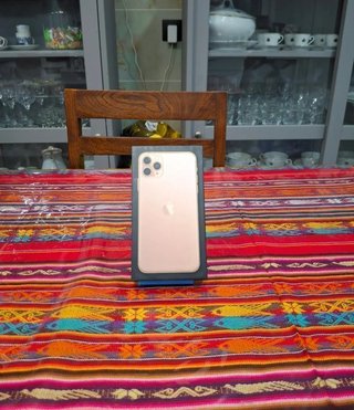 Caja iPhone 11 Pro Max Dorado