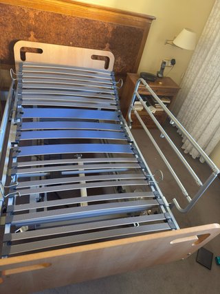 Cama articulada con cabecero de madera