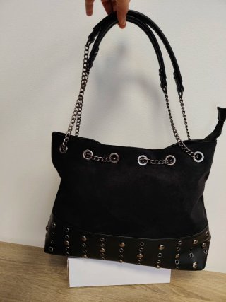 Bolso Negro con Detalles de Tachuelas