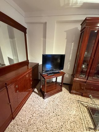 Vitrina y cómoda de madera
