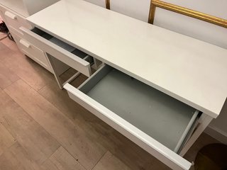 Consola IKEA Blanca. Ultimo dia.