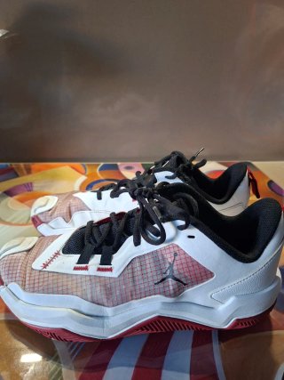 Zapatillas Jordan Blancas y Rojas
