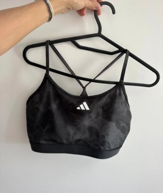 Top deportivo Adidas negro
