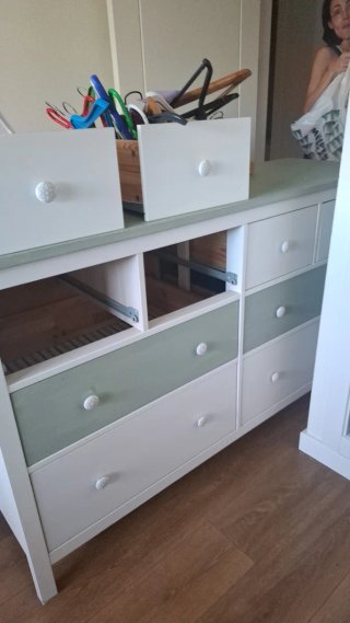 Cajonera de madera blanca y verde