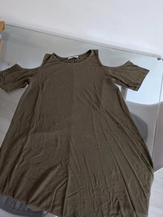 Vestido Verde con Hombros Descubiertos