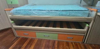 Estructura de cama nido con colchón nuevo