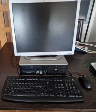 Ordenador de sobremesa HP con monitor