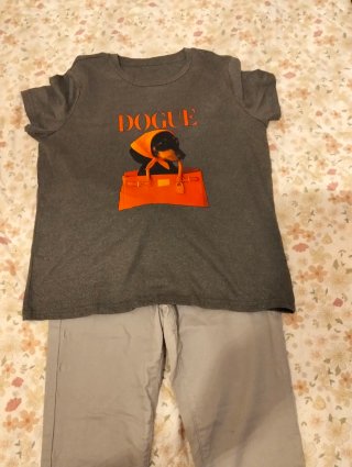 Conjunto pantalón y camiseta,la camiseta está sin