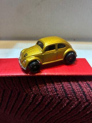 Coche de juguete Volkswagen Beetle dorado
