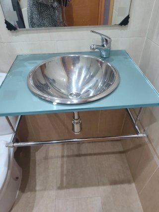 Lavabo con encimera de cristal y espejo
