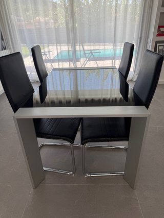 Conjunto de mesa y 4 sillas
