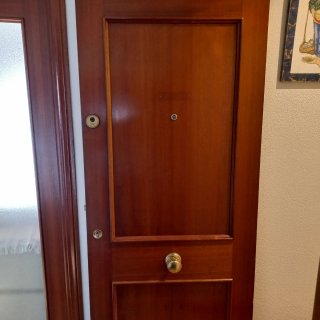 Puerta de entrada de madera