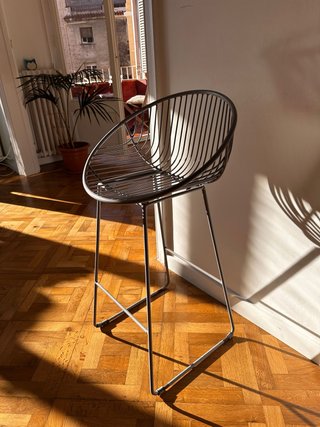 Taburete alto de metal gris