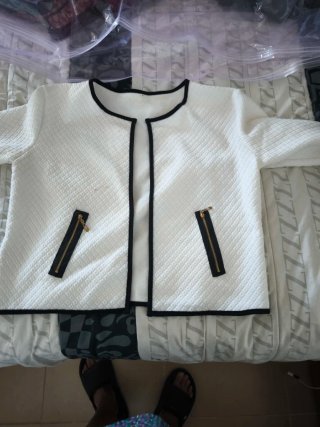 Chaqueta Blanca con Ribete Negro