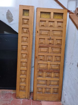 Puerta de madera con detalles en cristal