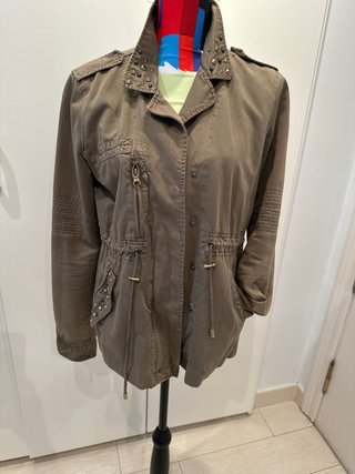Cazadora Caqui con Tachuelas