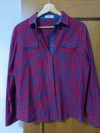 Camisa de cuadros roja y azul