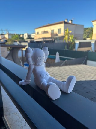 Figura Decorativa Estilo Kaws Sentado