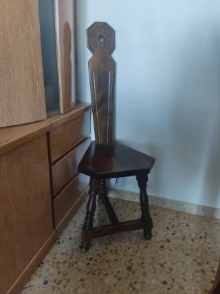 Silla de madera de tres patas