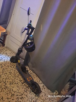 Patinete Eléctrico con Espejo y Casco