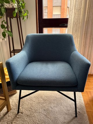 Silla Azul con Patas Metálicas