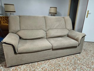 Sofá de tela beige