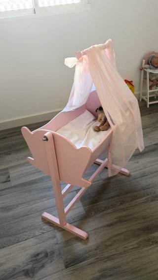 Cuna de madera rosa para muñecas