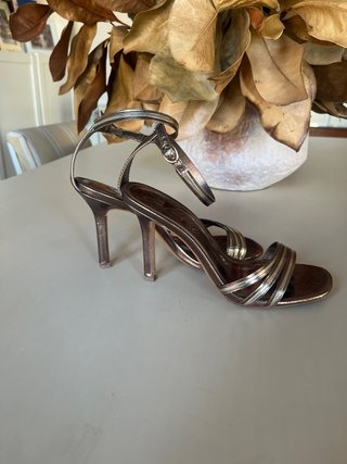 Sandalias de tacón dorada y plateada