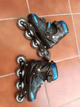 Patines en línea negros y azules