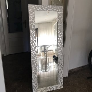Espejo de pie blanco y plata