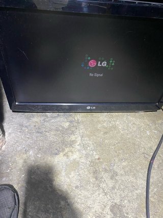 Televisión LG 22 pulgadas no tiene mando ni pie