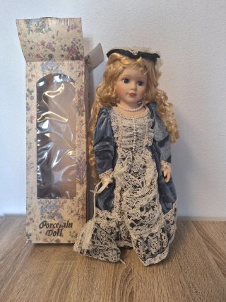 Muñeca de Porcelana con Vestido Azul