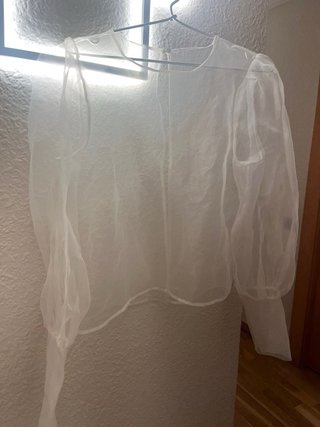 Blusa de organza Zara.