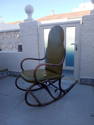 Mecedora Vintage de Madera y Piel