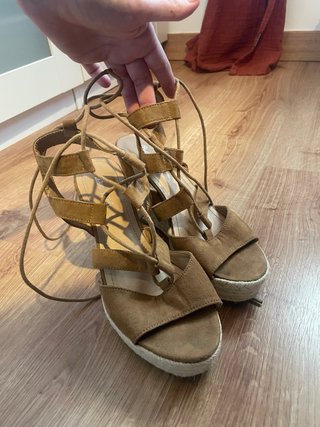 Sandalias de cuña atadas