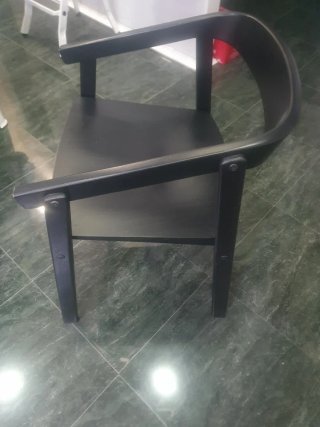 Silla de madera negra
