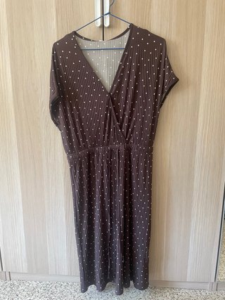 Vestido marrón con lunares