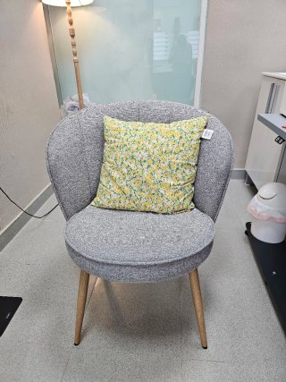 Silla de diseño con tapizado texturizado