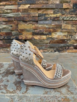 Cuñas Christian Louboutin con Tachuelas