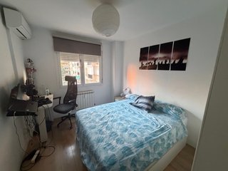 Dormitorio completo con cama y escritorio