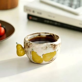 Taza de cerámica rústica con diseño de peras
