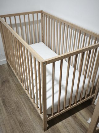 Cuna de madera y cambiador para bebé